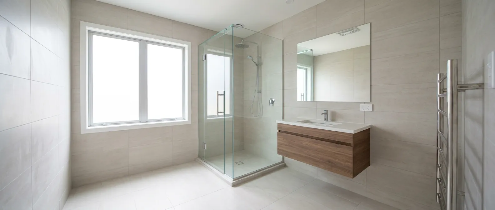 Salle de bain terminée, douche à l'italienne et meuble double vasque